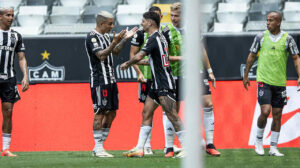 Na tarde deste domingo (08), o Atlético-MG venceu o Athletico por 1 a 0. O resultado garantiu o Galo na Sul-Americana e rebaixou o Furacão. Confira como o Jogada10 avaliou os jogadores do Atlético na partida.- Foto: Pedro Souza/Atlético - Crédito: 