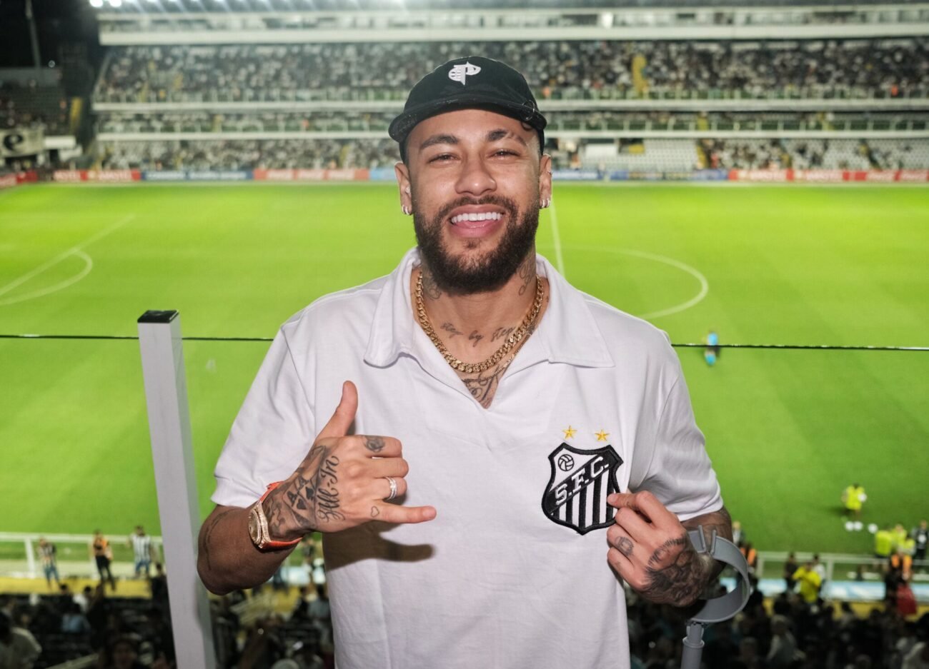 Ao deixar o Brasil, em 2013, Neymar disse que voltaria para o Santos (foto: Divulgação/Santos FC)