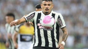 Tiquinho com a camisa do Botafogo em 2024 - Crédito: 