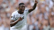 Luiz Henrique, do Botafogo, corre com as mãos para cima (foto: Alejandro Pagni/AFP)