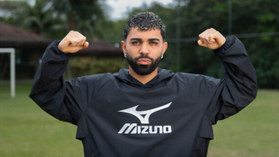 Gabigol assinou com a Mizuno, sua nova patrocinadora (foto: Divulgação)