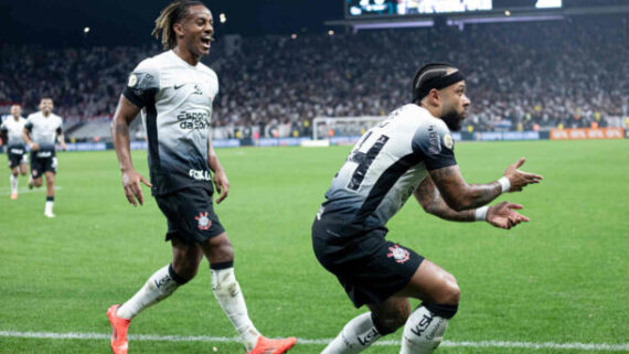 Carrillo e Depay comemoram em campo gol do Corinthans (foto: Rodrigo Coca/Agência Corinthians)