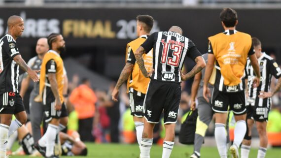 Jogadores do Atlético após derrota para o Botafogo na final da Libertadores (foto: Alexandre Guzanshe/EM/D.A Press)