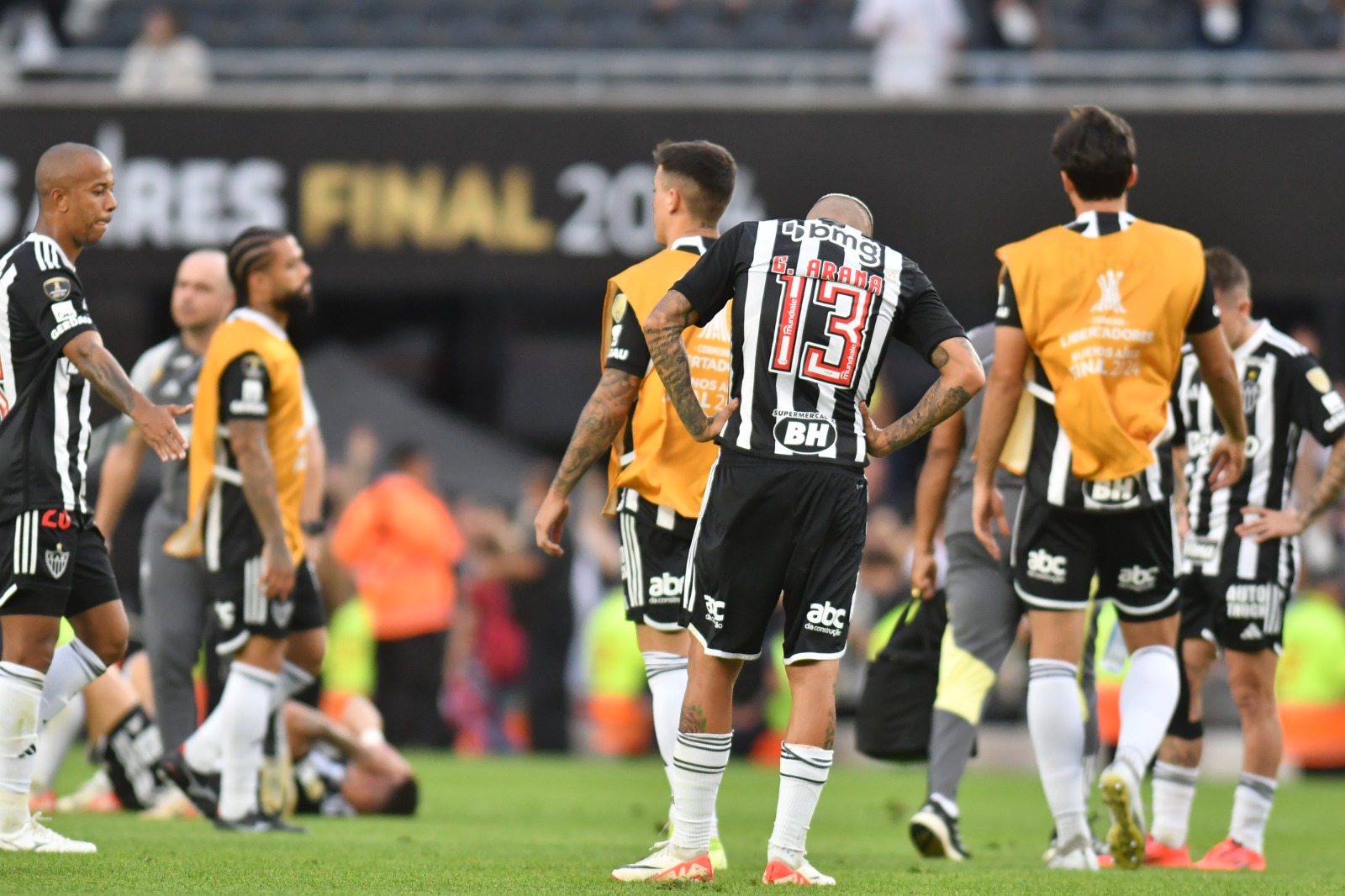 Jogadores do Atlético após derrota para o Botafogo na final da Libertadores - (foto: Alexandre Guzanshe/EM/D.A Press)