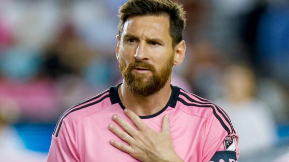 Lionel Messi, meia-atacante do Inter Miami, em campo (foto: Chris Arjoon/AFP)