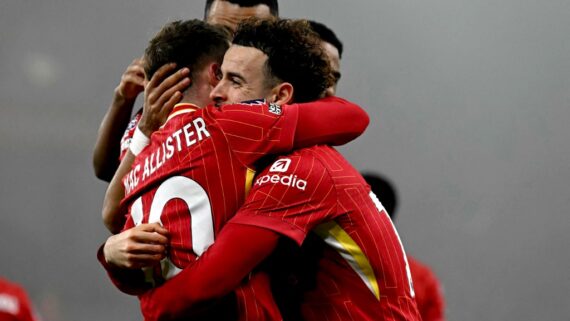 Jogadores do Liverpool comemorando gol em partida pela Premier League (foto: Paul Ellis/AFP)