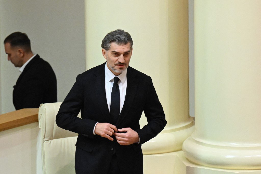 Mikheil Kavelashvili, ex-atacante do Manchester City, em eleição na Geórgia (foto: Vano Shlamov/AFP)