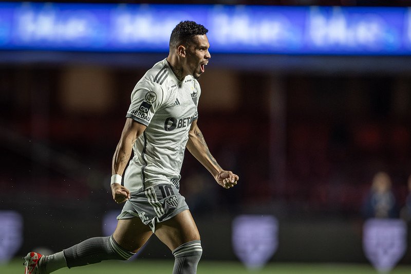 Paulinho vibra em comemoração de gol do Atlético (foto: Pedro Souza/Atlético)