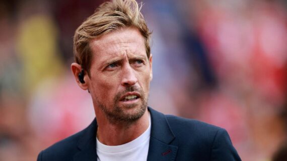 Peter Crouch de camisa brança e paletó escuro (foto:  BENJAMIN CREMEL / AFP)