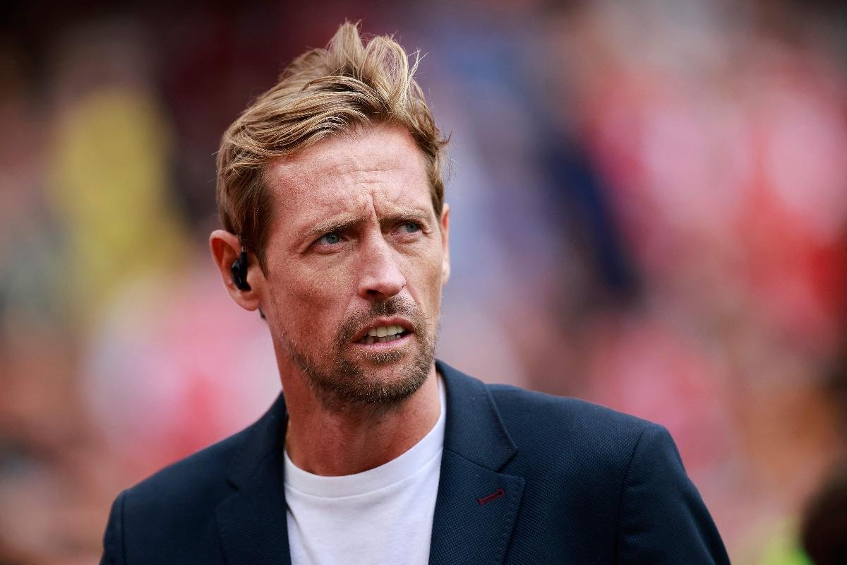 Peter Crouch de camisa brança e paletó escuro (foto: BENJAMIN CREMEL / AFP)