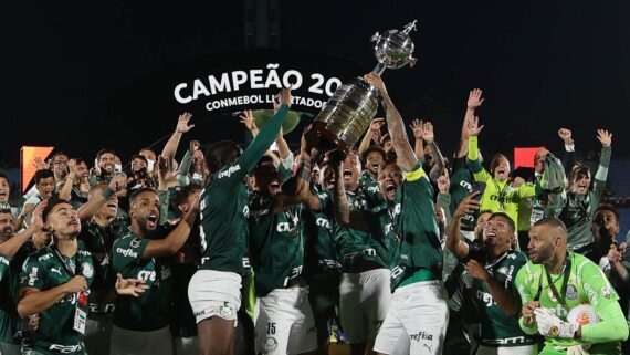 Time do Palmeiras comemorando o título da Libertadores de 2021 (foto: Cesar Greco/Palmeiras)