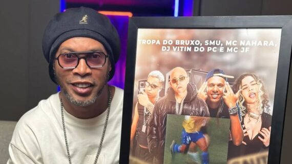 Ex-jogador segura placa (foto: Divulgação / redes sociais )