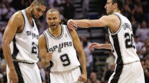 Tony Parker, ao meio, em quadra com companheiros de San Antonio Stpurs - Crédito: 