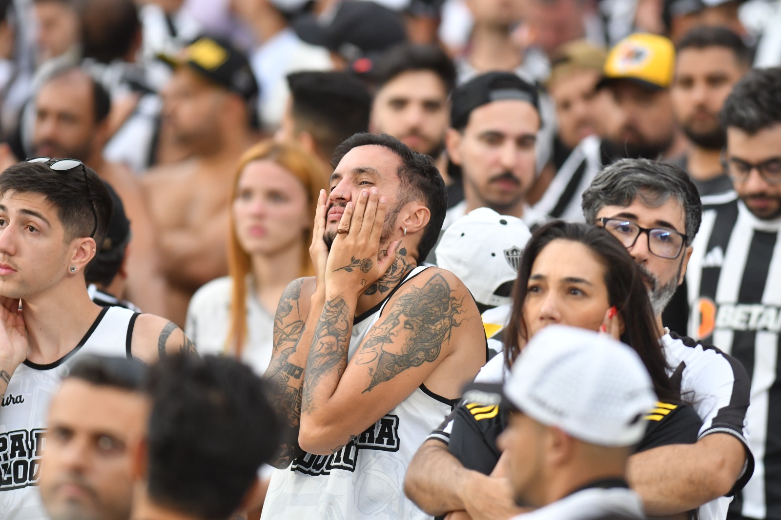 Torcedores do Atlético angustiados durante o jogo - (foto: Alexandre Guzanshe/EM/DA Press)