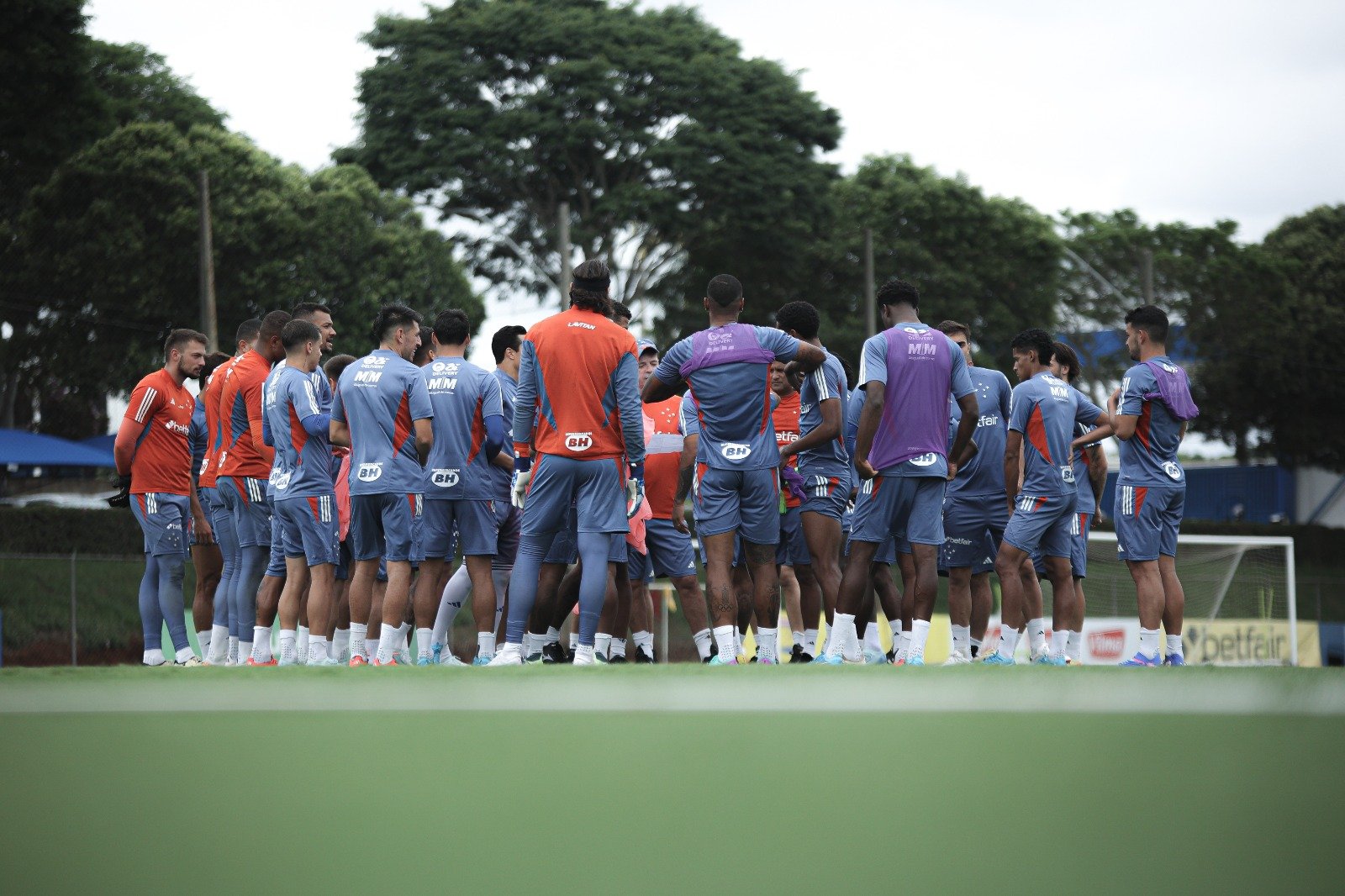 Time do Cruzeiro em treino na Toca da Raposa (foto: Gustavo Martins/Cruzeiro)