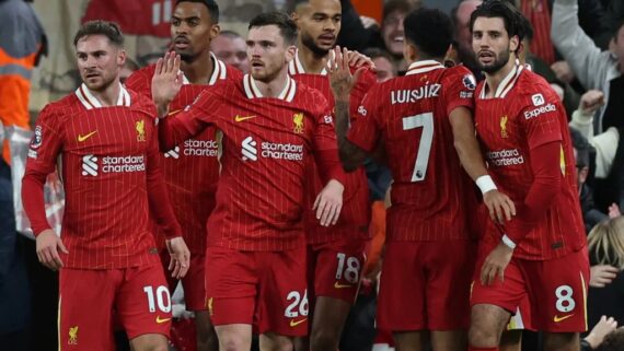 Jogadores do Liverpool comemoram gol (foto: Adrian Dennis/AFP)