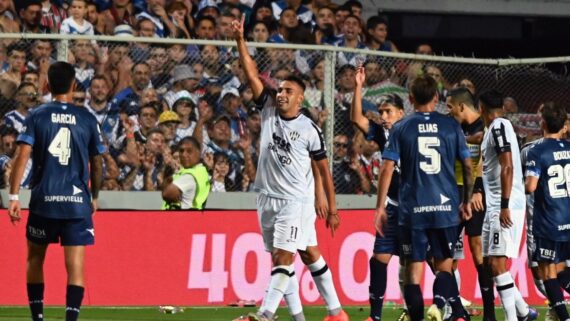 Jogador do Central Córdoba comemorando gol (foto: Jose ALMEIDA / AFP)