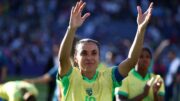 Marta gesticula com a camisa da Seleção Brasileira (foto: FRANCK FIFE / AFP)