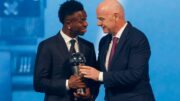 Vini Jr. recebeu prêmio de melhor jogador do mundo das mãos de Gianni Infantino, presidente da Fifa (foto: Karim JAAFAR / AFP)