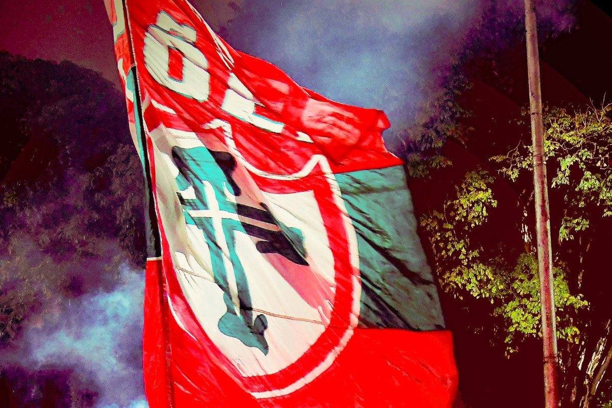 Escudo da Portuguesa em bandeira de torcedores (foto: Divulgação / Portuguesa)
