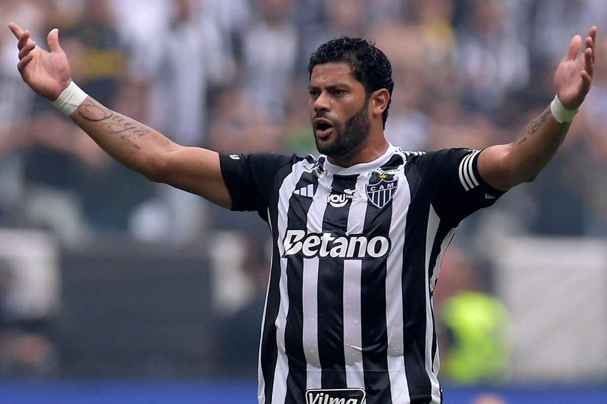 Hulk de braços abertos com a camisa do Atlético (foto: DOUGLAS MAGNO / AFP)