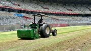 Máquina trabalha em processo de revitalização do gramado do Mineirão (foto: Divulgação / Mineirão)