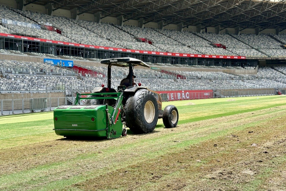 Máquina trabalha em processo de revitalização do gramado do Mineirão (foto: Divulgação / Mineirão)