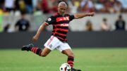 Romário em campo com a camisa do Flamengo na despedida de Adriano Imperador (foto:  Daniel RAMALHO / AFP)