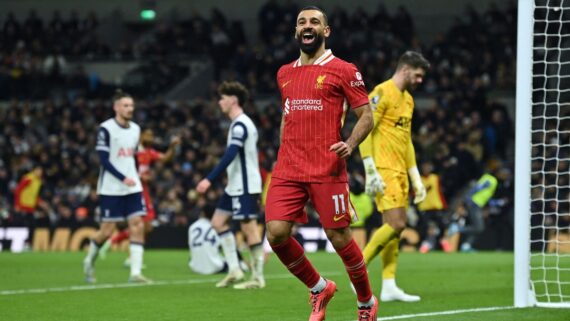 Mohamed Salah comemora gol pelo Liverpool em jogo da Premier League (foto: Glyn KIRK / AFP)