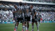 Jogadores do Atlético de costas durante comemoração de gol (foto: Pedro Souza / Atlético

)