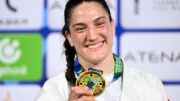 Mayra Aguiar posa com medalha (foto: Kirill KUDRYAVTSEV / AFP)