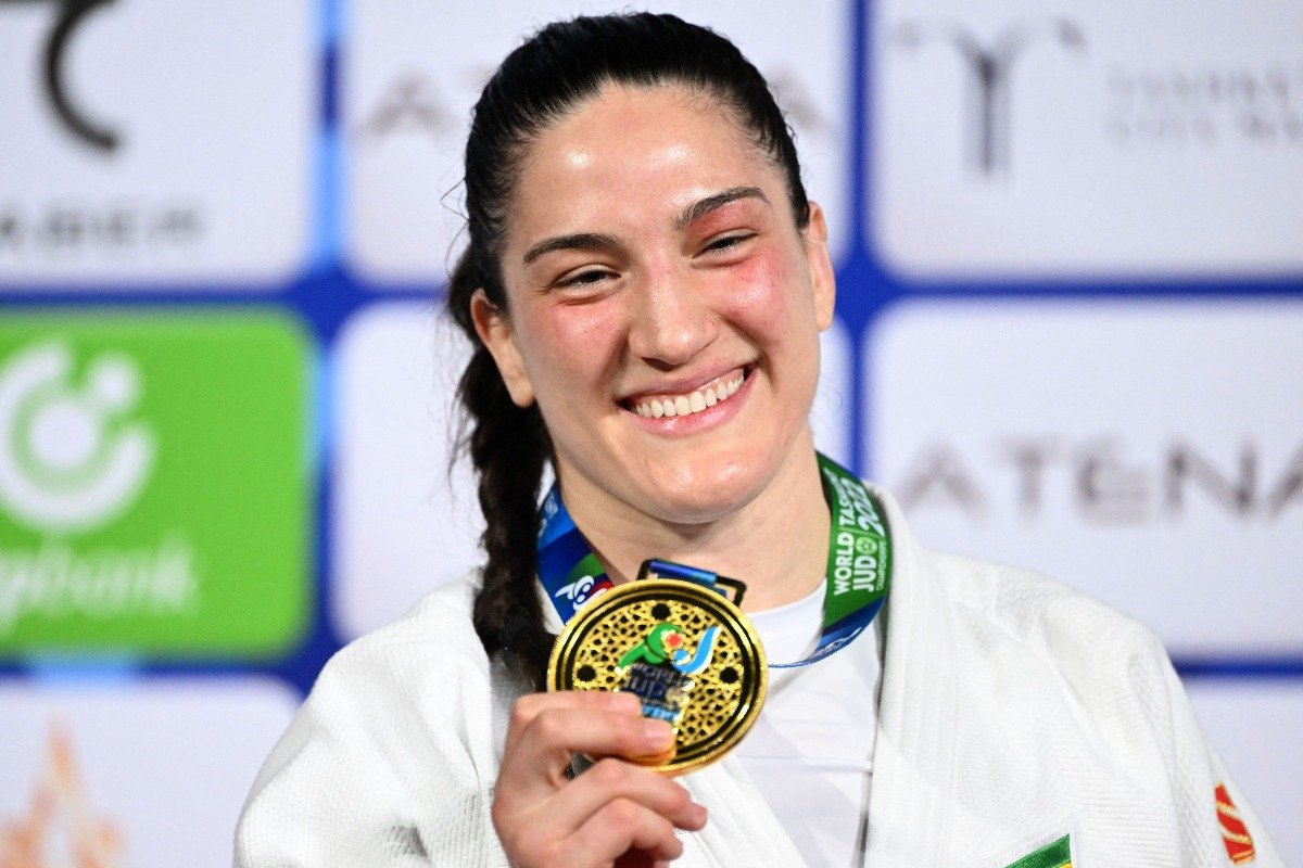 Mayra Aguiar posa com medalha (foto: Kirill KUDRYAVTSEV / AFP)