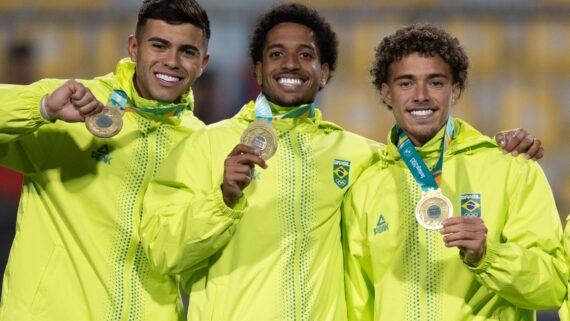 Figueiredo, jogador do América, e outros atletas com medalha de ouro do Pan-Americano (foto: Lesley Ribeiro/CBF)