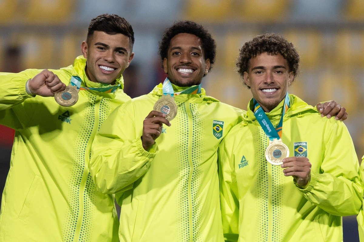 Figueiredo, jogador do América, e outros atletas com medalha de ouro do Pan-Americano (foto: Lesley Ribeiro/CBF)