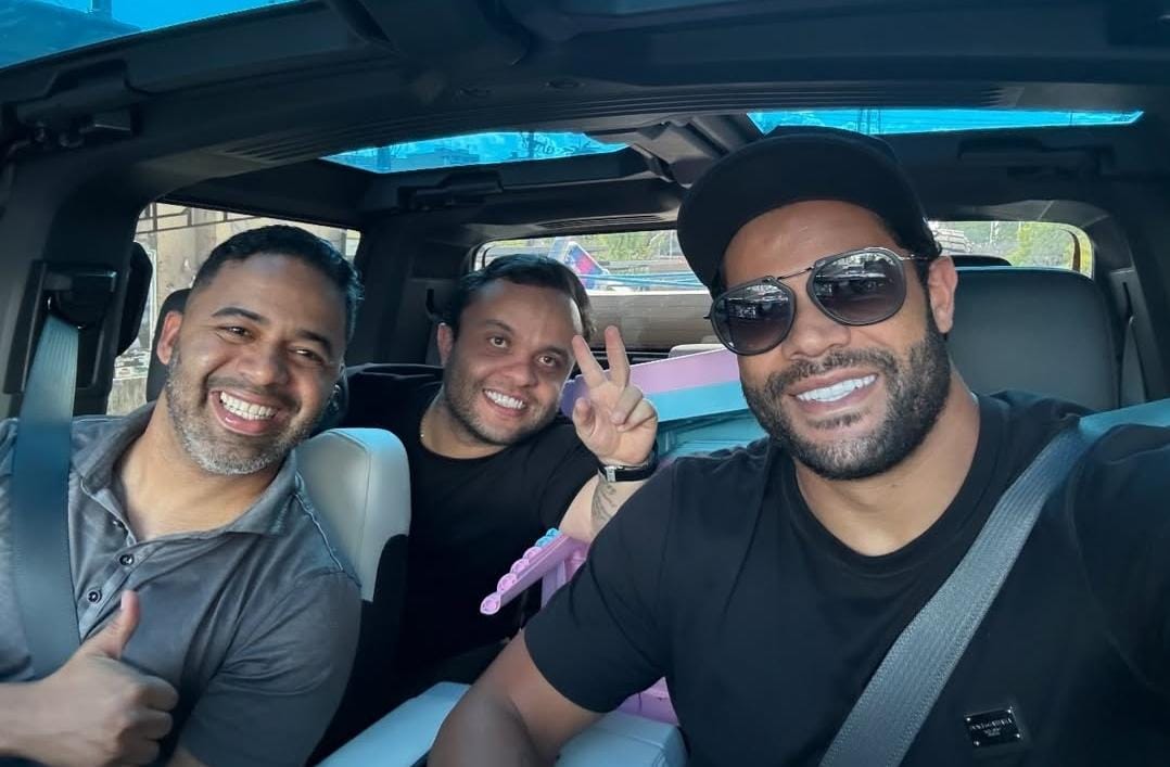 Hulk com amigos no carro