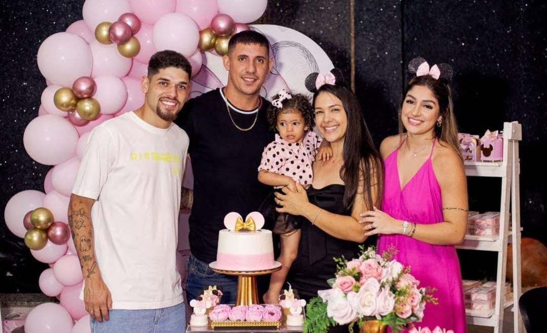 Rubens ao lado da esposa em aniversário de filha de amigos