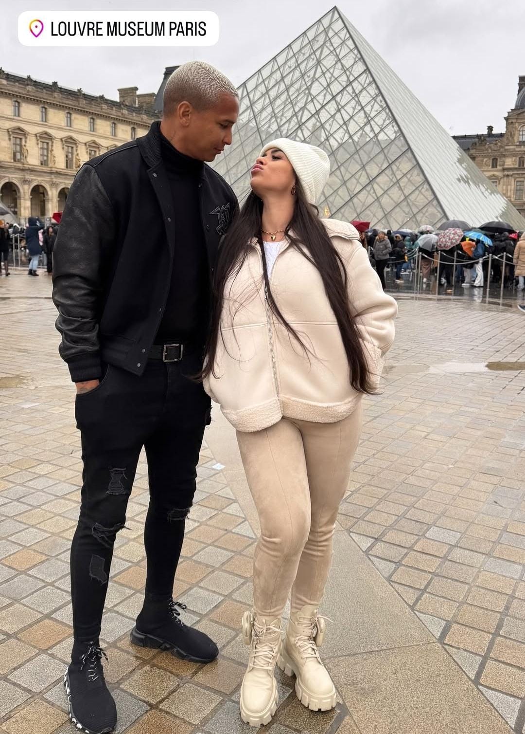 Deyverson ao lado da esposa em Paris