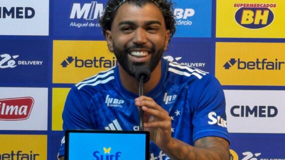 Gabigol sorrindo durante entrevista coletiva (foto: Luiz Henrique Campos/No Ataque)