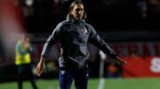 Luis Zubeldía, técnico do São Paulo, em campo por jogo do Campeonato Brasileiro (foto: Rubens Chiri e Paulo Pinto/Saopaulofc.net)