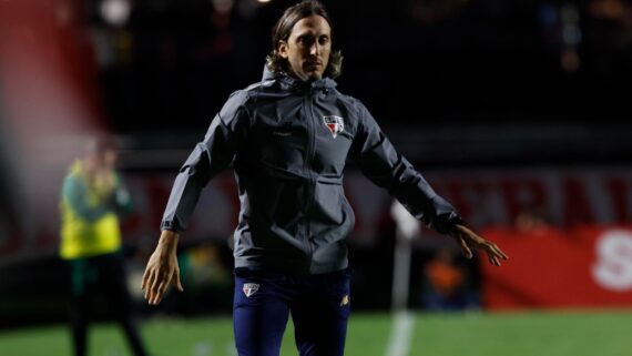 Luis Zubeldía, técnico do São Paulo, em campo por jogo do Campeonato Brasileiro (foto: Rubens Chiri e Paulo Pinto/Saopaulofc.net)