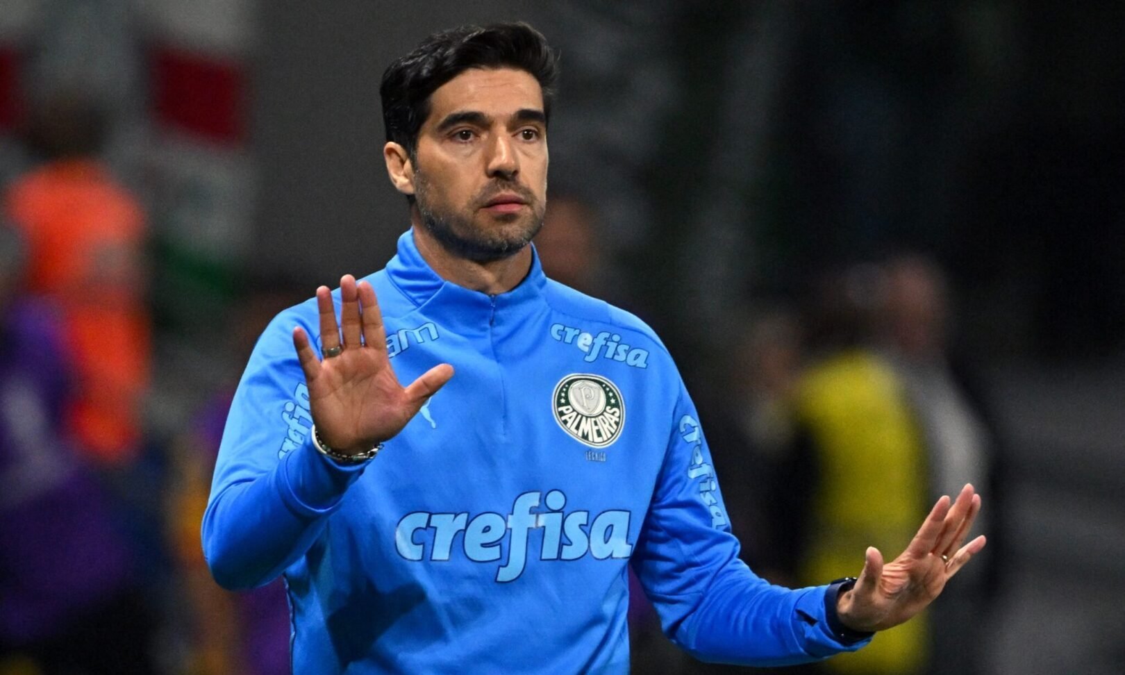 Abel Ferreira com as mãos para frente (foto: Nelson Almeida/AFP)
