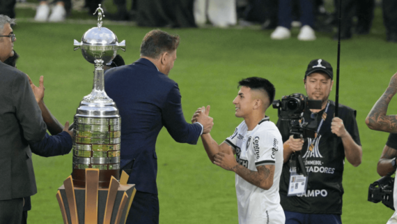 Almada, do Botafogo, ao lado da taça da Copa Libertadores (foto: Juan Mabromata/AFP)