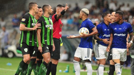 Discussão entre jogadores de América e Cruzeiro (foto: Alexandre Guzanshe/EM/D.A Press)