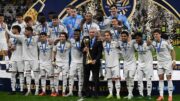 Rodeado dos jogadores do Real Madrid, Ancelotti posa com troféu do Intercontinental (foto: MAHMUD HAMS/AFP)