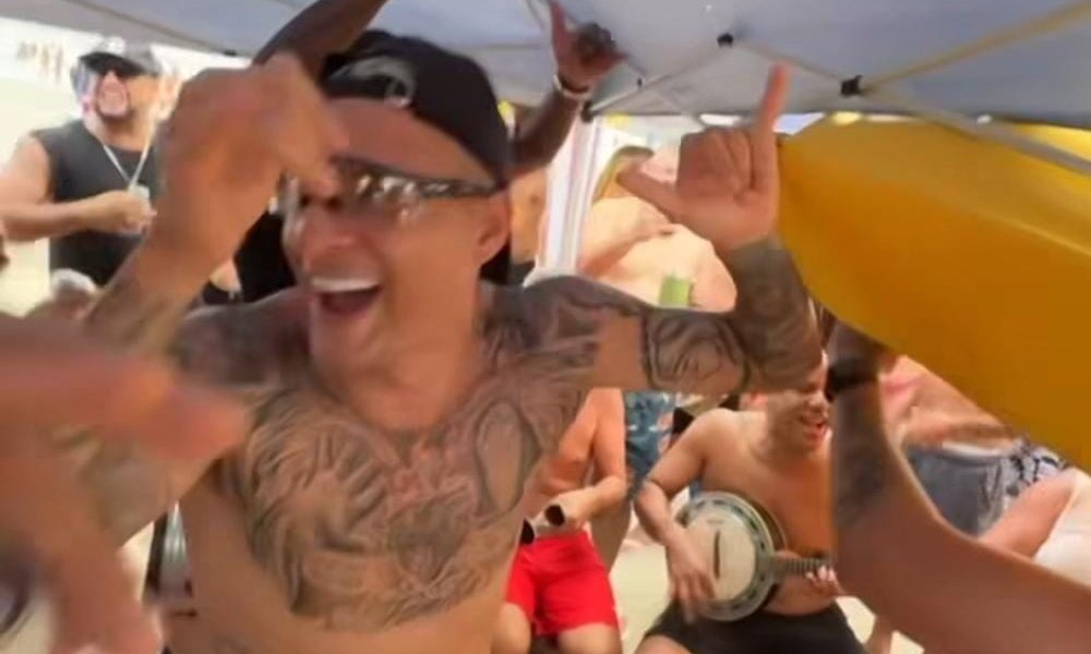 Arana, do Atlético, canta música da Galoucura na praia (foto: Reprodução/Redes sociais)