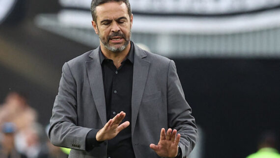 Arthur Jorge, técnico do Botafogo (foto: ALEJANDRO PAGNI/AFP)