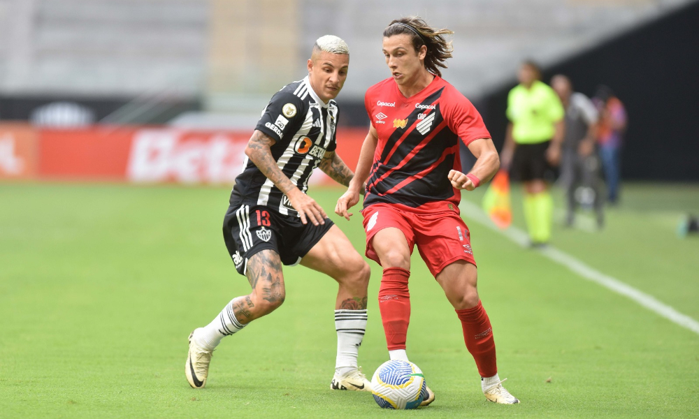 Arana em disputa de bola com Canobbio em Atlético x Athletico-PR - (foto: Ramon Lisboa/EM/DA.Press)