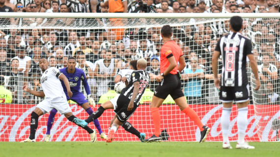 Atlético se queixa de possível pênalti não marcado em Deyverson na final da Libertadores (foto: Alexandre Guzanshe/EM/D.A Press)