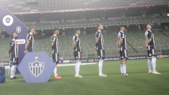 Jogadores do Atlético antes de jogo no Independência pelo Brasileiro (foto: Alexandre Guzanshe/EM/DA.Press)