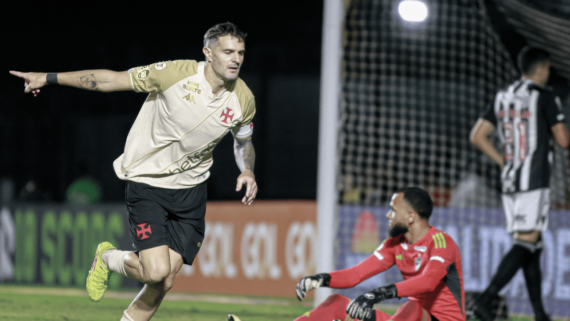 Vegetti, atacante do Vasco, comemorando gol diante do Atlético, pela 37ª rodada do Brasileiro (foto: Matheus Lima/Vasco)